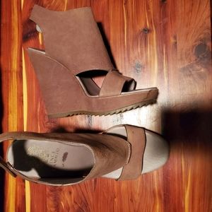 CLOSET CLOSING EUC TAN VINCE CAMUTO WEDGES-SZ 9